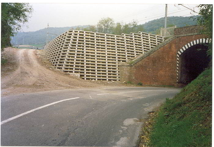 Muro ultimato - particolarità: creazione di angolo con elementi standard adattati in cantiere