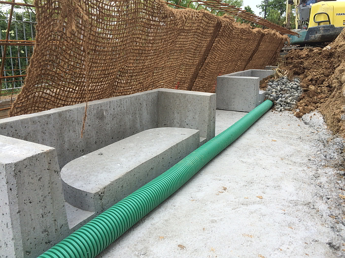 Posizionamento della prima fila dei blocchi e il posizionamento di tubo microforato per il drenaggio 
