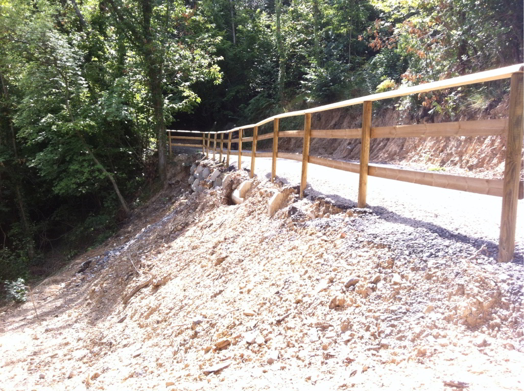 Strada realizzata completamento sopra muro cellulare e conseguentemente ricoperto dalla scarpata (la zona presentava un vincolo paesaggistico)